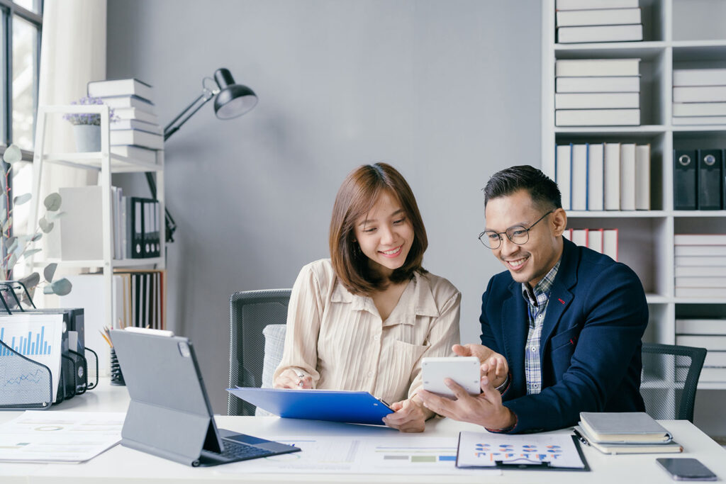 business-professionals-collaborating-in-modern-off-WZYZQ69-1024x683